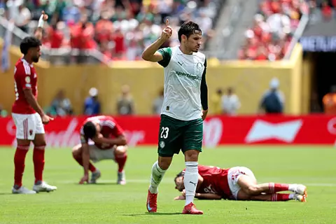 تقنية الفيديو تنقذ لاعب بالميراس من الطرد أمام الأهلي